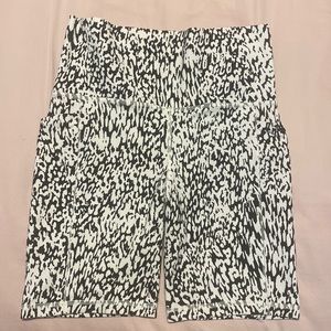 Athleta salutation stash pocket II shorts